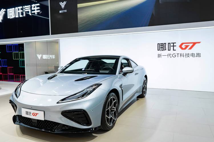 广州11哪吒汽车在智能汽车领域的表现，领途汽车在新能源汽车市场中的影响力